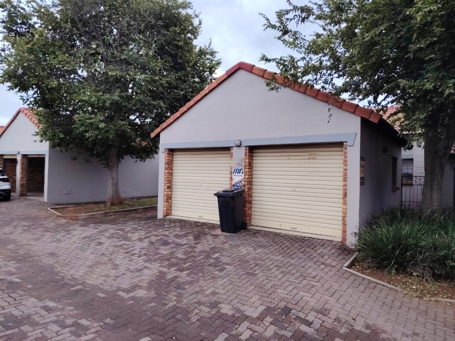 2 Bedroom Property for Sale in Stone Ridge Gauteng