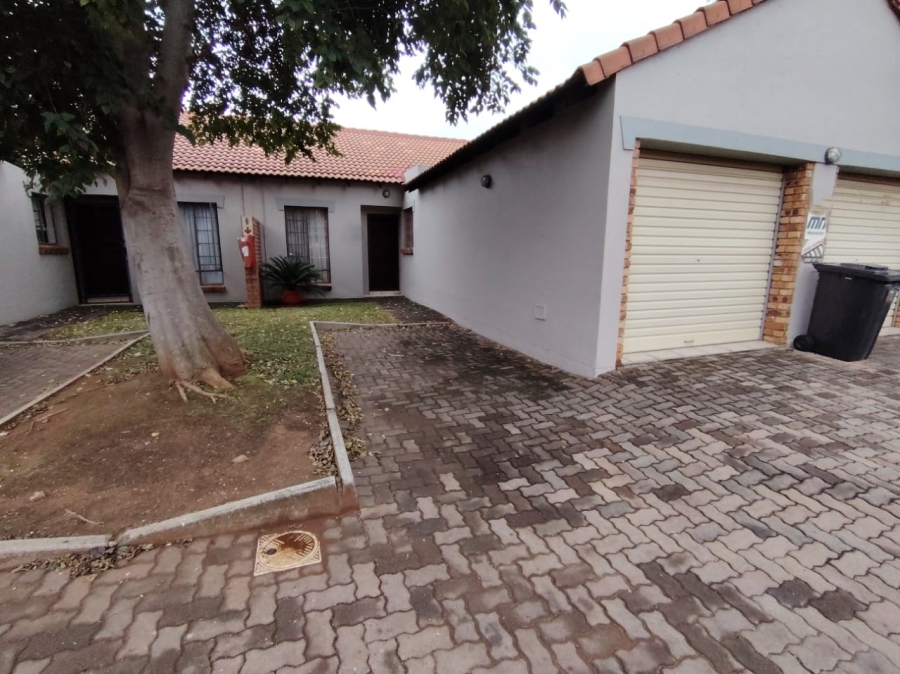 2 Bedroom Property for Sale in Stone Ridge Gauteng