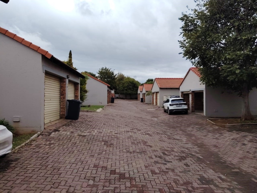 2 Bedroom Property for Sale in Stone Ridge Gauteng