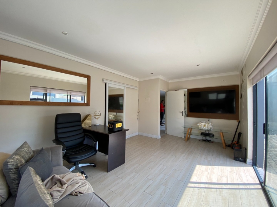 To Let 5 Bedroom Property for Rent in Cedar Creek Gauteng