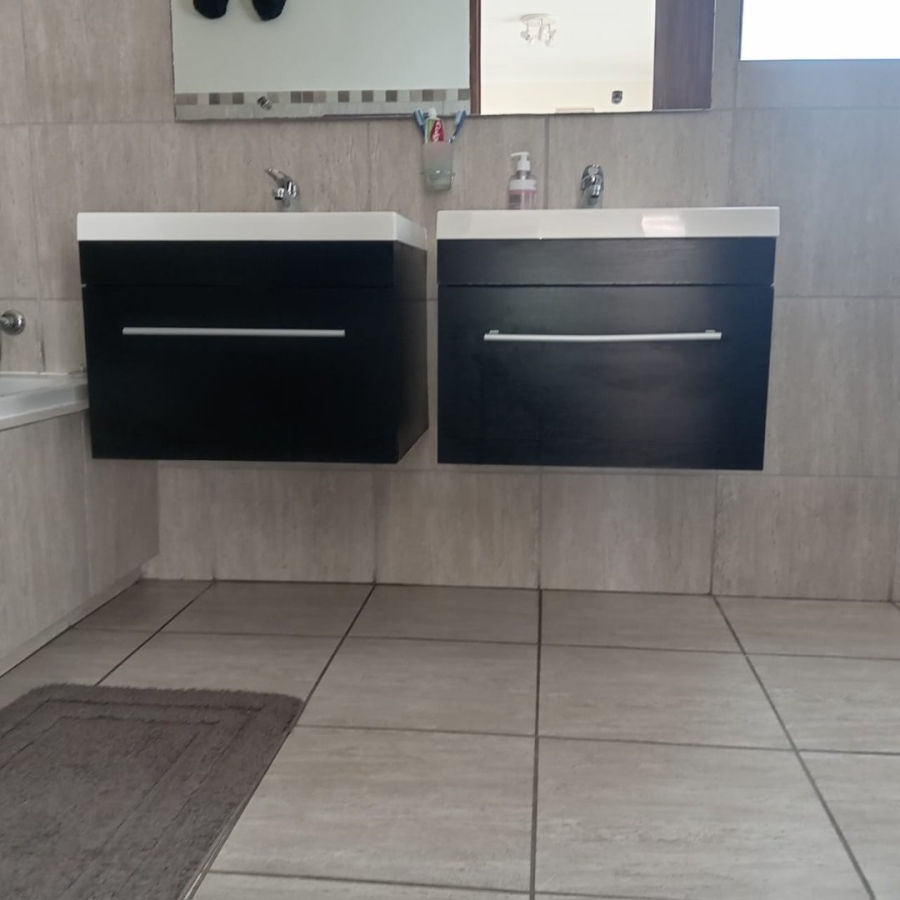 4 Bedroom Property for Sale in Noordwyk Gauteng
