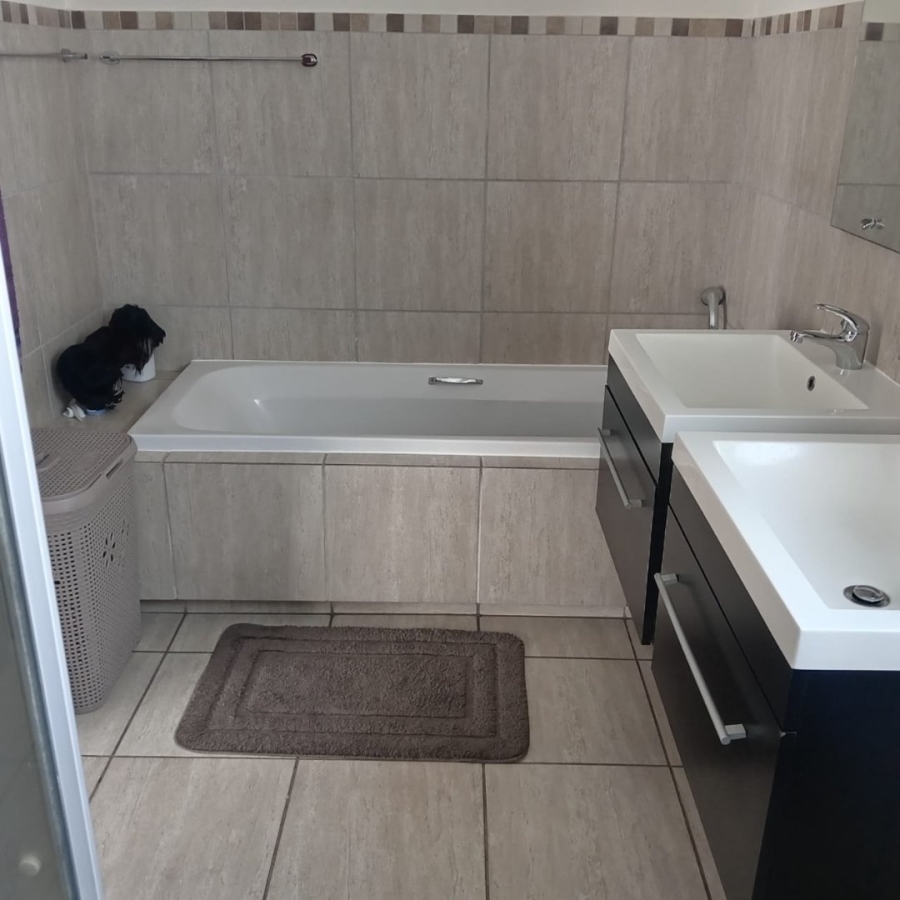 4 Bedroom Property for Sale in Noordwyk Gauteng