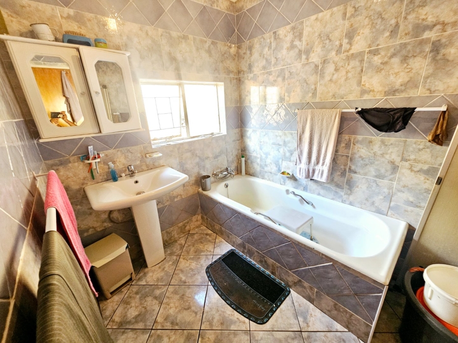 5 Bedroom Property for Sale in Erasmia Gauteng