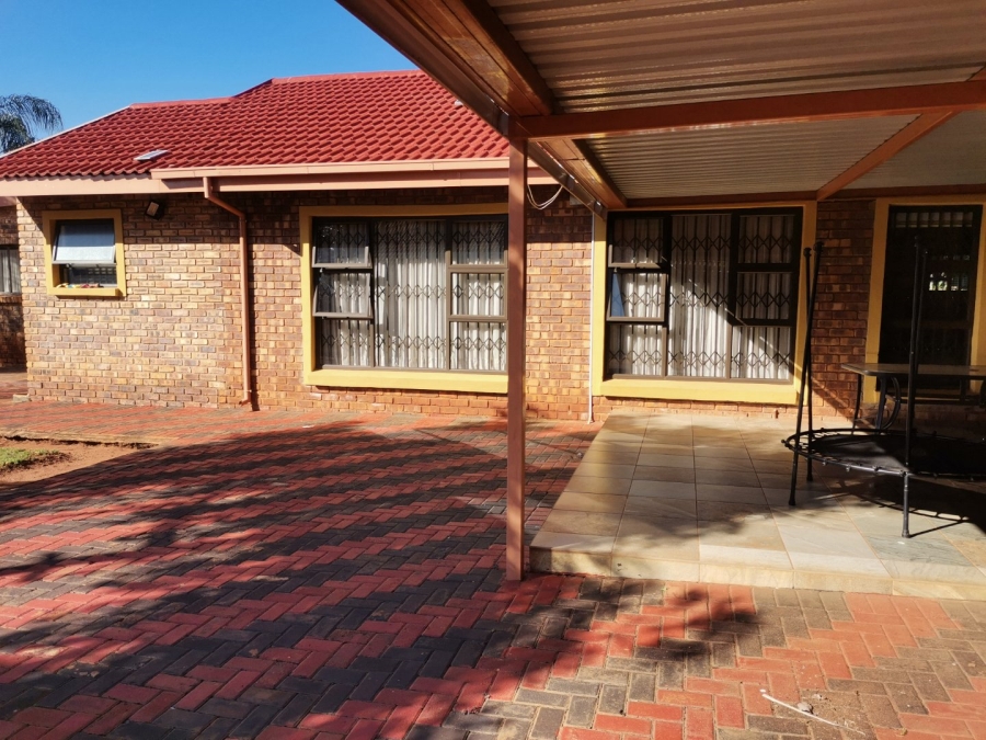 4 Bedroom Property for Sale in Dorandia Gauteng