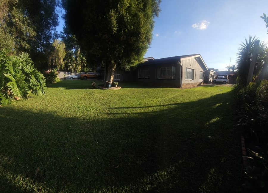 5 Bedroom Property for Sale in Mountain View Gauteng