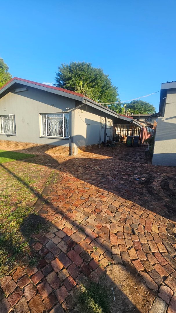 5 Bedroom Property for Sale in Mountain View Gauteng