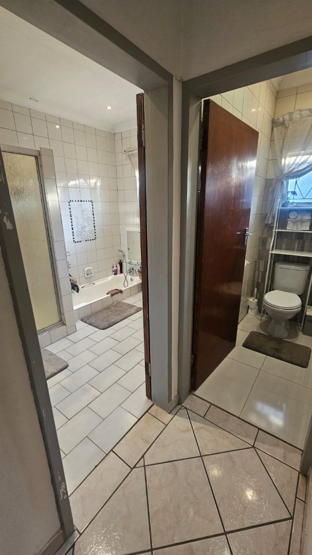 5 Bedroom Property for Sale in Mountain View Gauteng