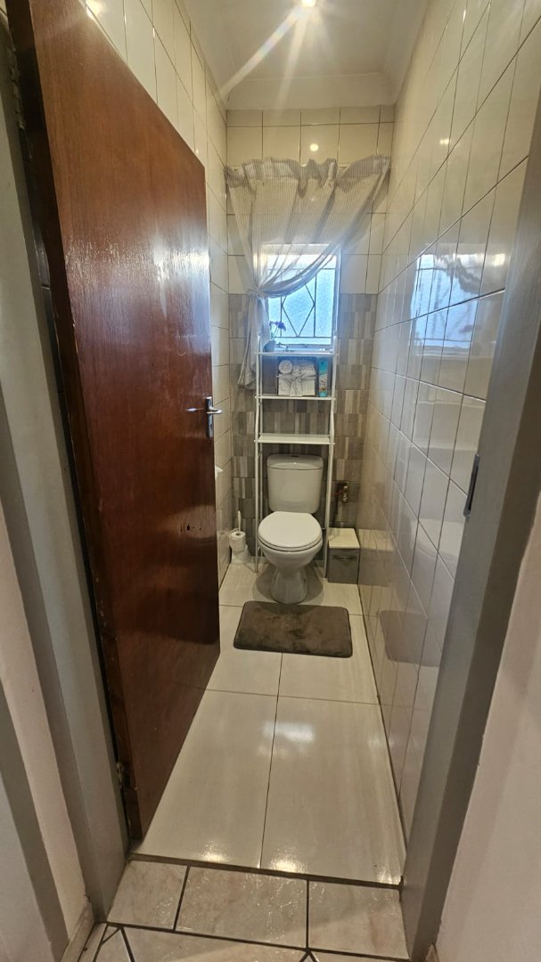 5 Bedroom Property for Sale in Mountain View Gauteng