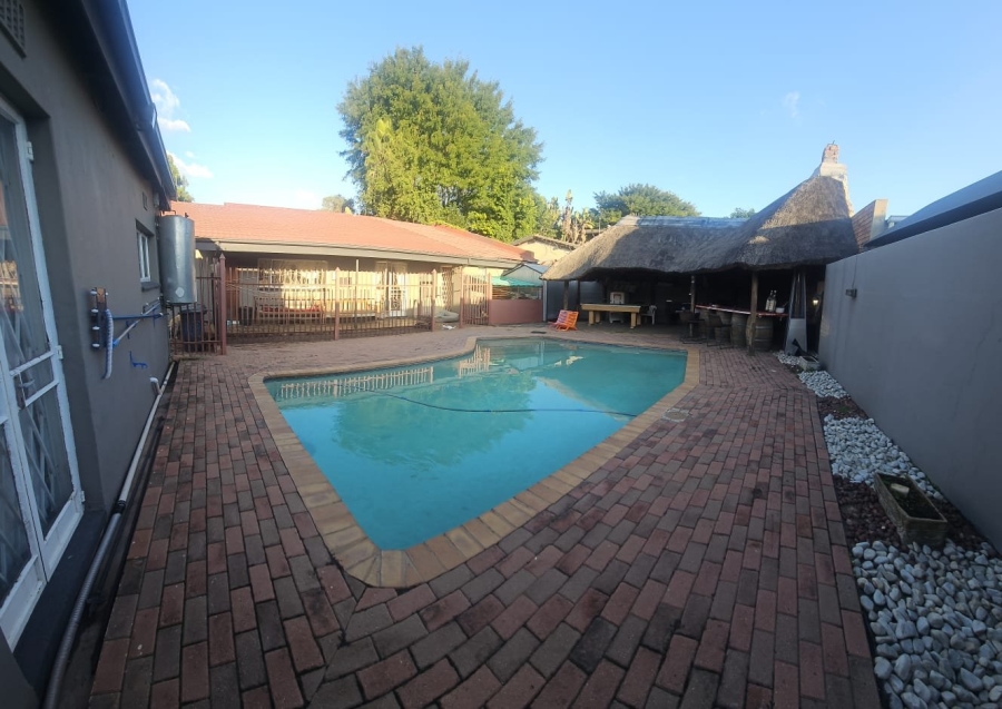 5 Bedroom Property for Sale in Mountain View Gauteng