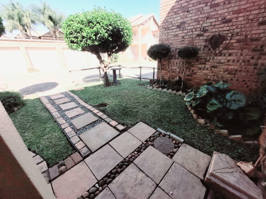 2 Bedroom Property for Sale in Magalieskruin Gauteng