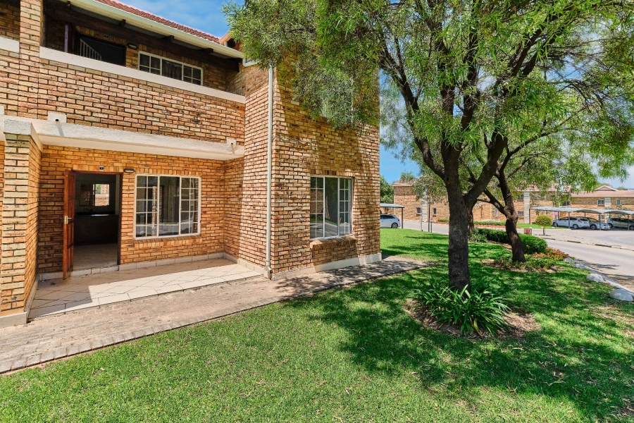 To Let 2 Bedroom Property for Rent in Honeypark Gauteng