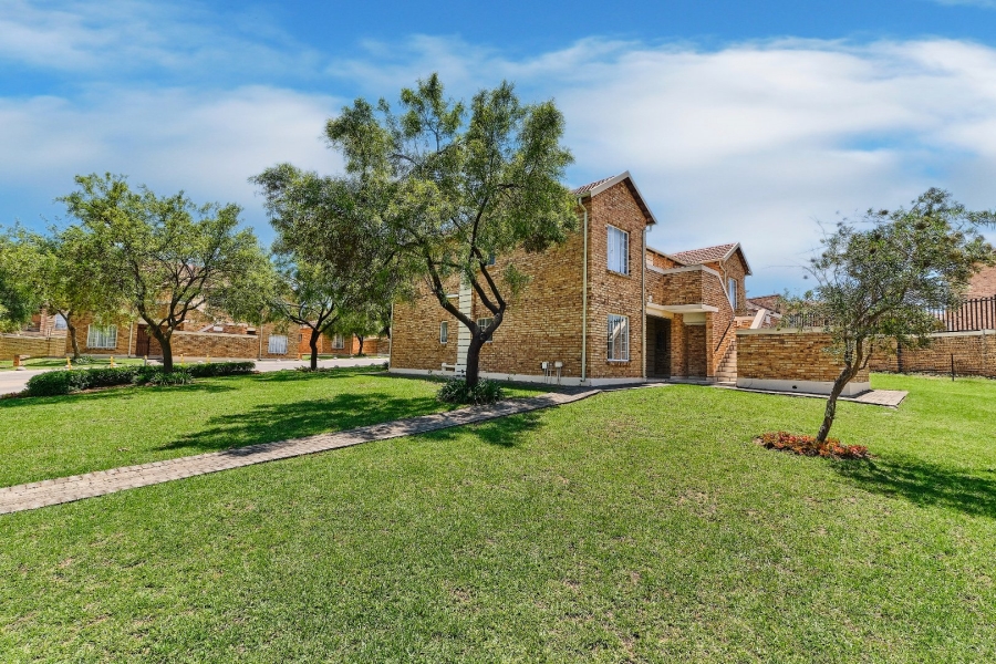 To Let 2 Bedroom Property for Rent in Honeypark Gauteng