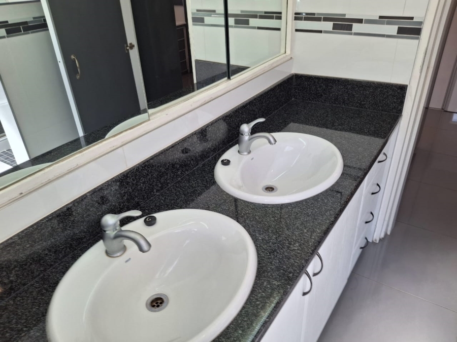 5 Bedroom Property for Sale in Greenside Gauteng