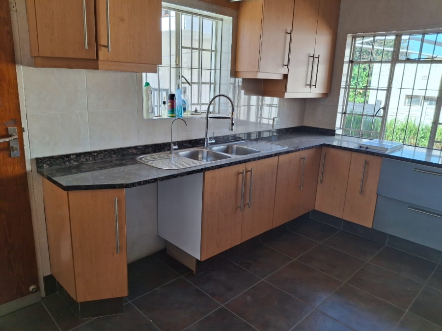 5 Bedroom Property for Sale in Greenside Gauteng