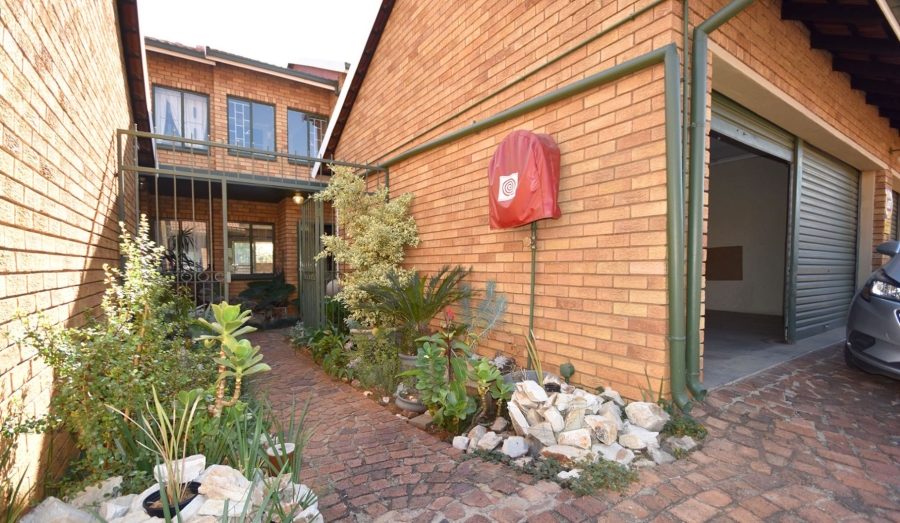 To Let 3 Bedroom Property for Rent in Garsfontein Gauteng