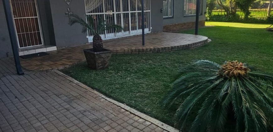 5 Bedroom Property for Sale in Mountain View Gauteng