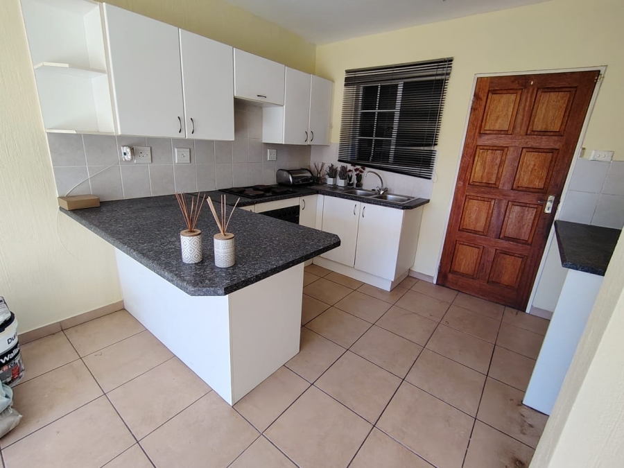To Let 2 Bedroom Property for Rent in Heuwelsig Estate Gauteng