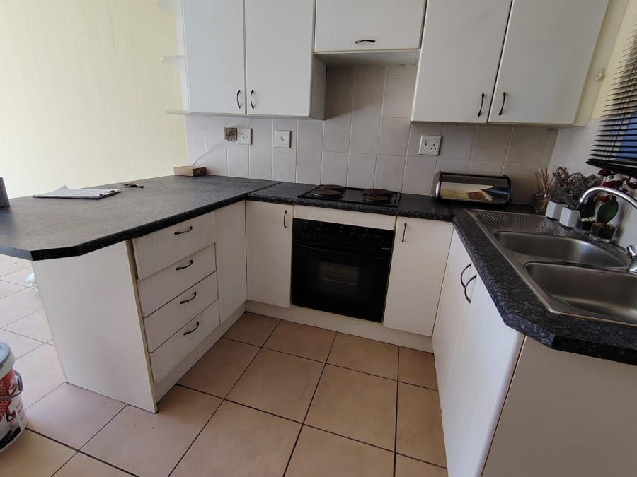 To Let 2 Bedroom Property for Rent in Heuwelsig Estate Gauteng