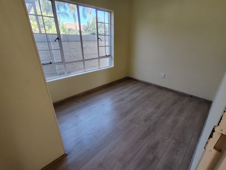To Let 2 Bedroom Property for Rent in Heuwelsig Estate Gauteng