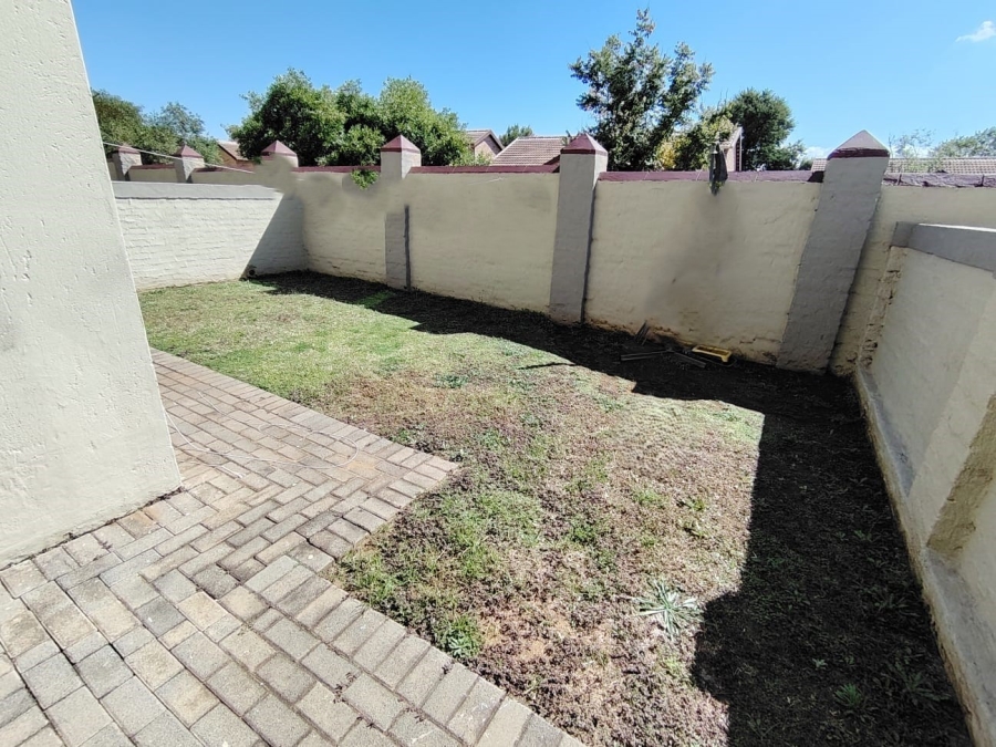 To Let 2 Bedroom Property for Rent in Heuwelsig Estate Gauteng