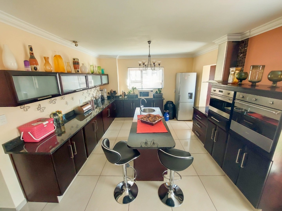 4 Bedroom Property for Sale in Monavoni Gauteng