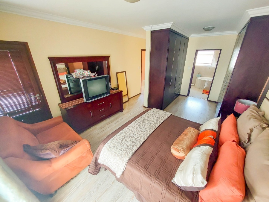 4 Bedroom Property for Sale in Monavoni Gauteng