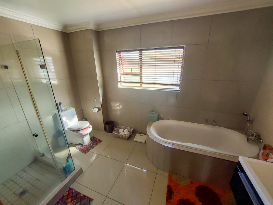 4 Bedroom Property for Sale in Monavoni Gauteng