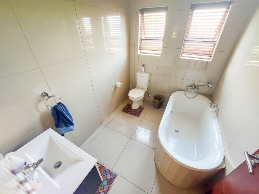 4 Bedroom Property for Sale in Monavoni Gauteng