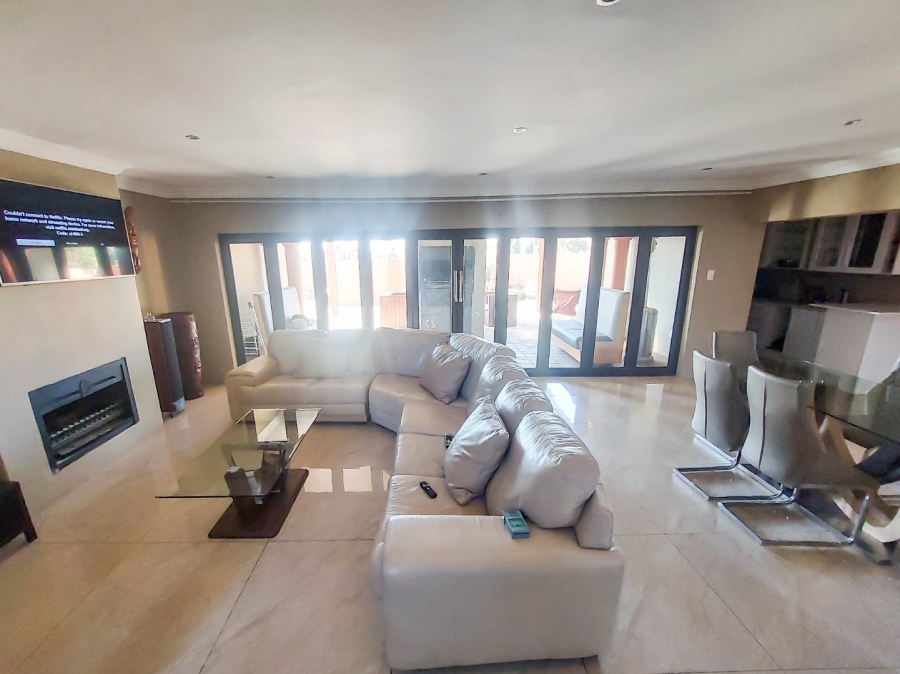 6 Bedroom Property for Sale in Monavoni Gauteng
