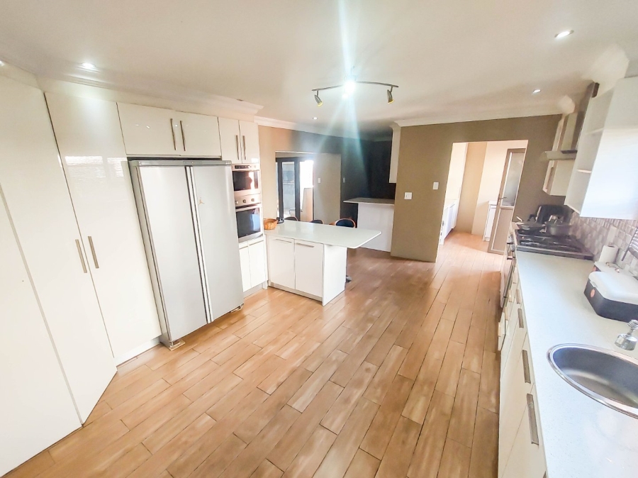 6 Bedroom Property for Sale in Monavoni Gauteng