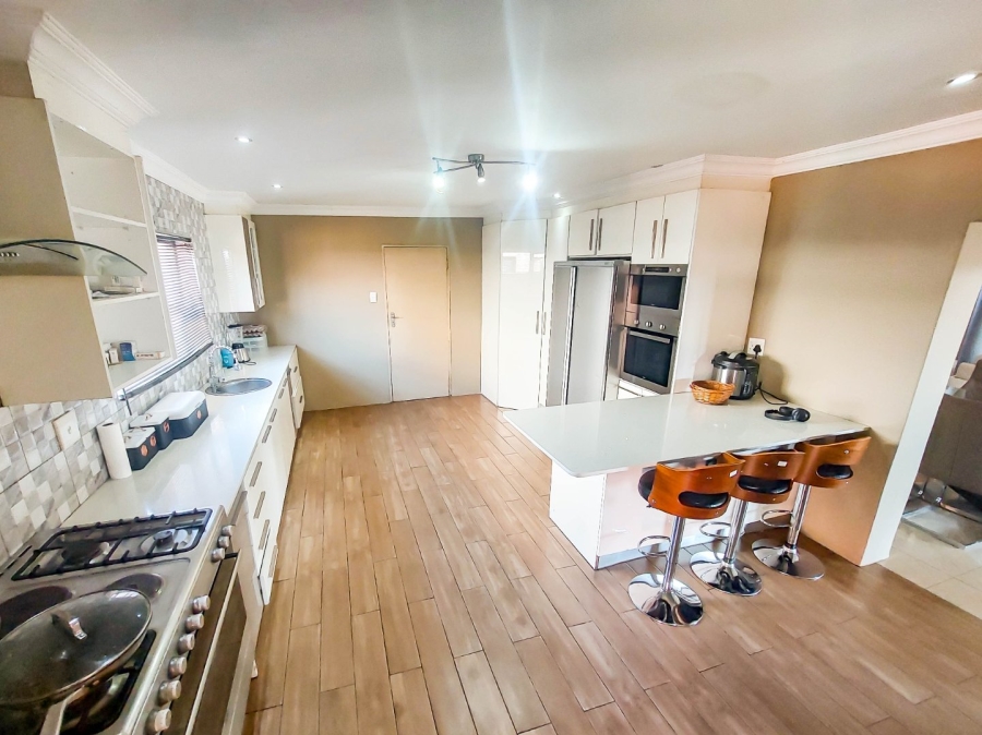 6 Bedroom Property for Sale in Monavoni Gauteng