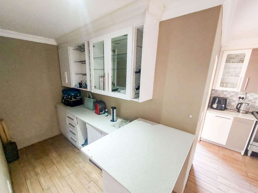 6 Bedroom Property for Sale in Monavoni Gauteng