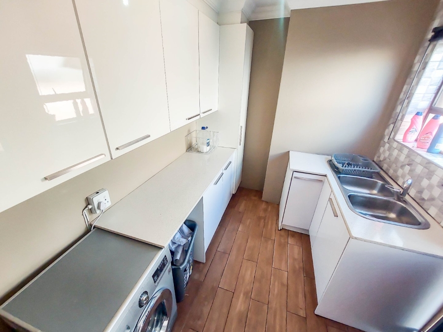 6 Bedroom Property for Sale in Monavoni Gauteng