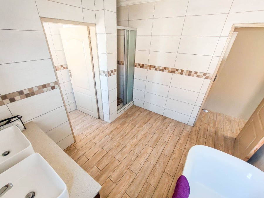 6 Bedroom Property for Sale in Monavoni Gauteng