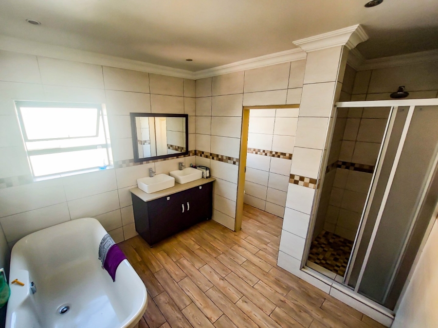 6 Bedroom Property for Sale in Monavoni Gauteng