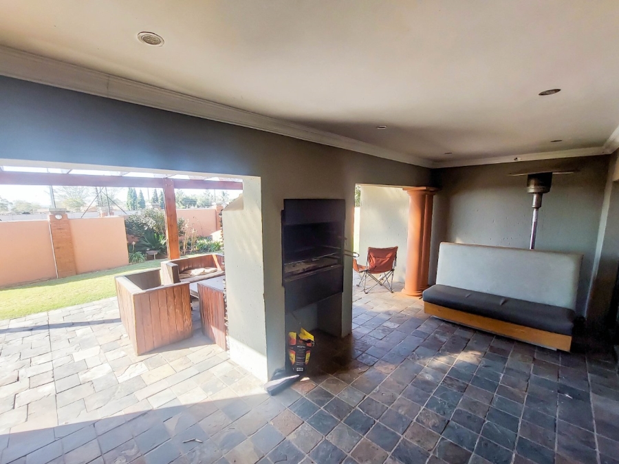 6 Bedroom Property for Sale in Monavoni Gauteng