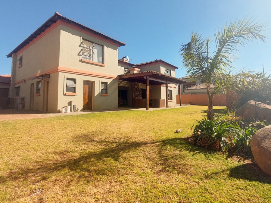 6 Bedroom Property for Sale in Monavoni Gauteng