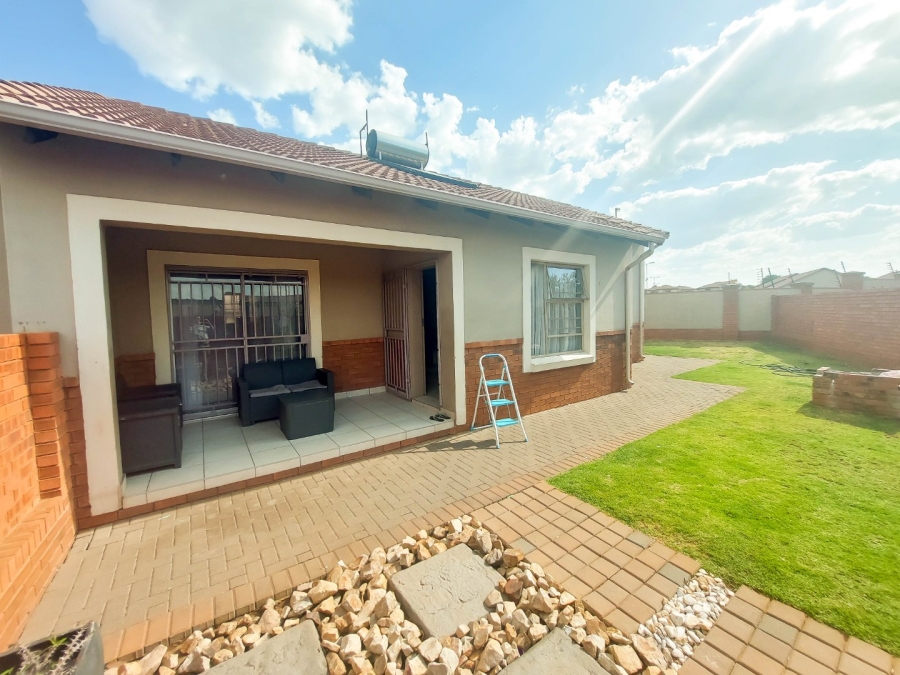 3 Bedroom Property for Sale in Monavoni Gauteng