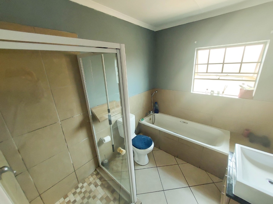 3 Bedroom Property for Sale in Monavoni Gauteng