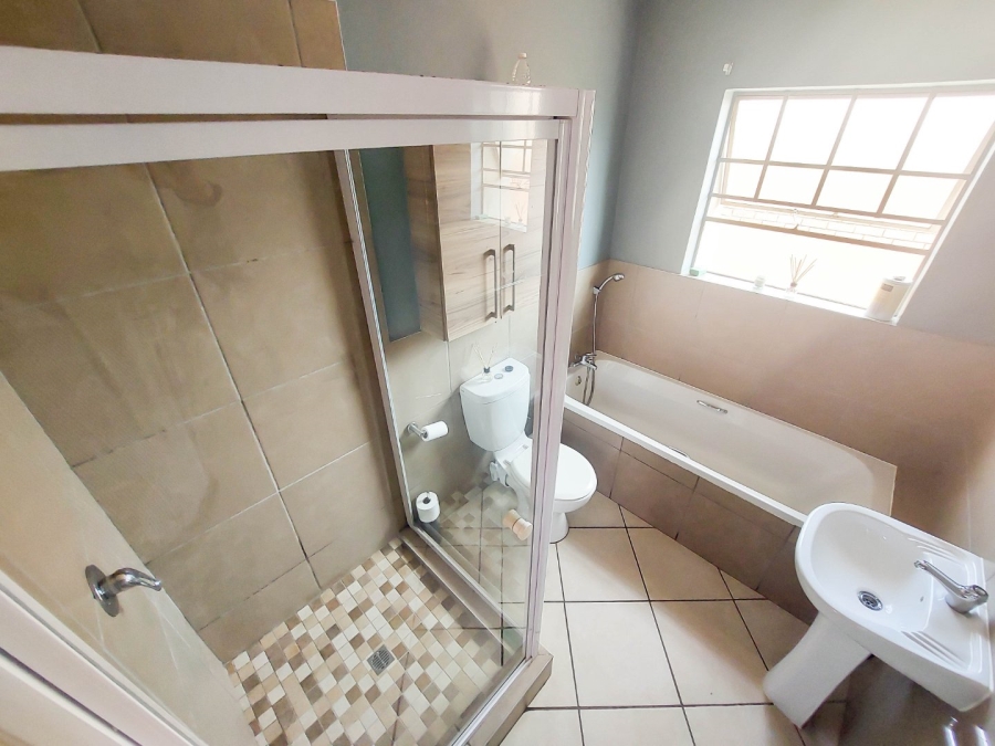 3 Bedroom Property for Sale in Monavoni Gauteng