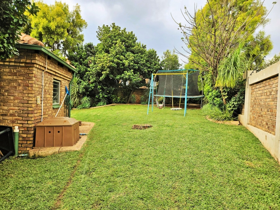 3 Bedroom Property for Sale in Die Hoewes Gauteng