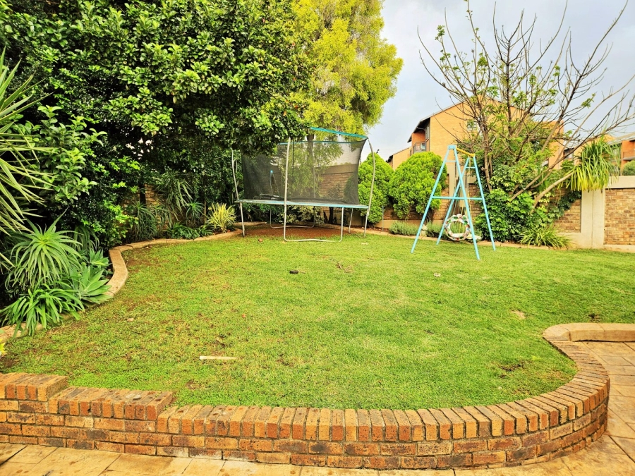 3 Bedroom Property for Sale in Die Hoewes Gauteng