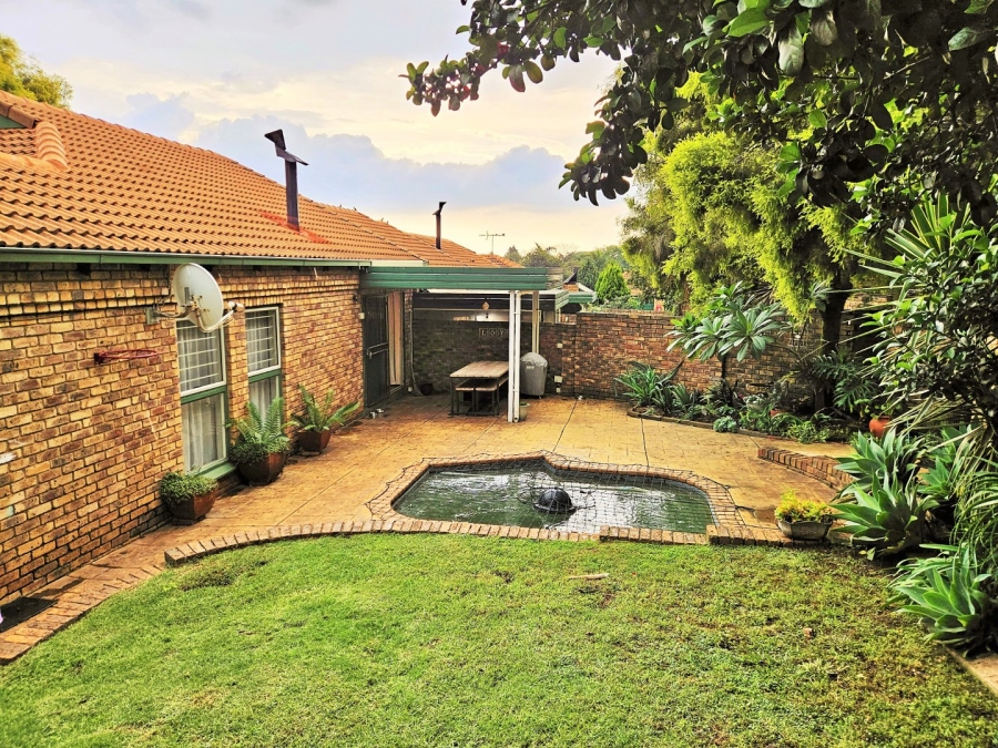 3 Bedroom Property for Sale in Die Hoewes Gauteng