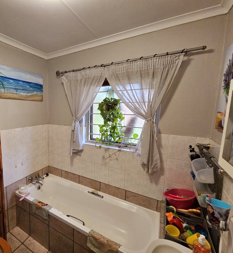 3 Bedroom Property for Sale in Die Hoewes Gauteng