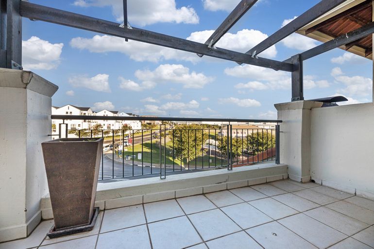 To Let 3 Bedroom Property for Rent in Greenstone Ridge Gauteng