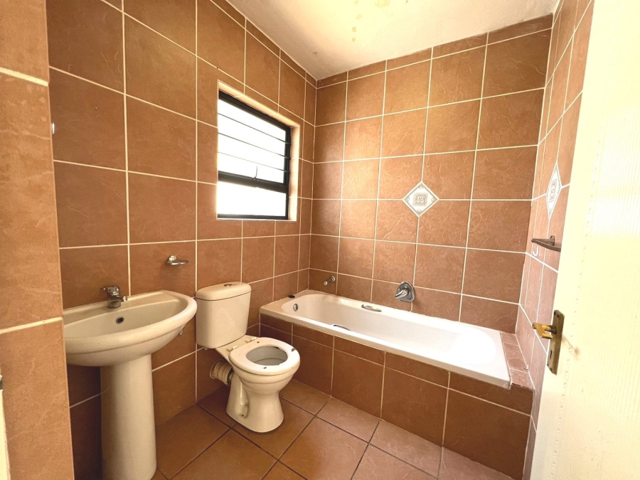 To Let 2 Bedroom Property for Rent in Fairland Gauteng