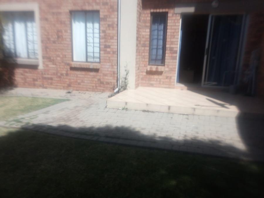 To Let 2 Bedroom Property for Rent in Eco Park Gauteng