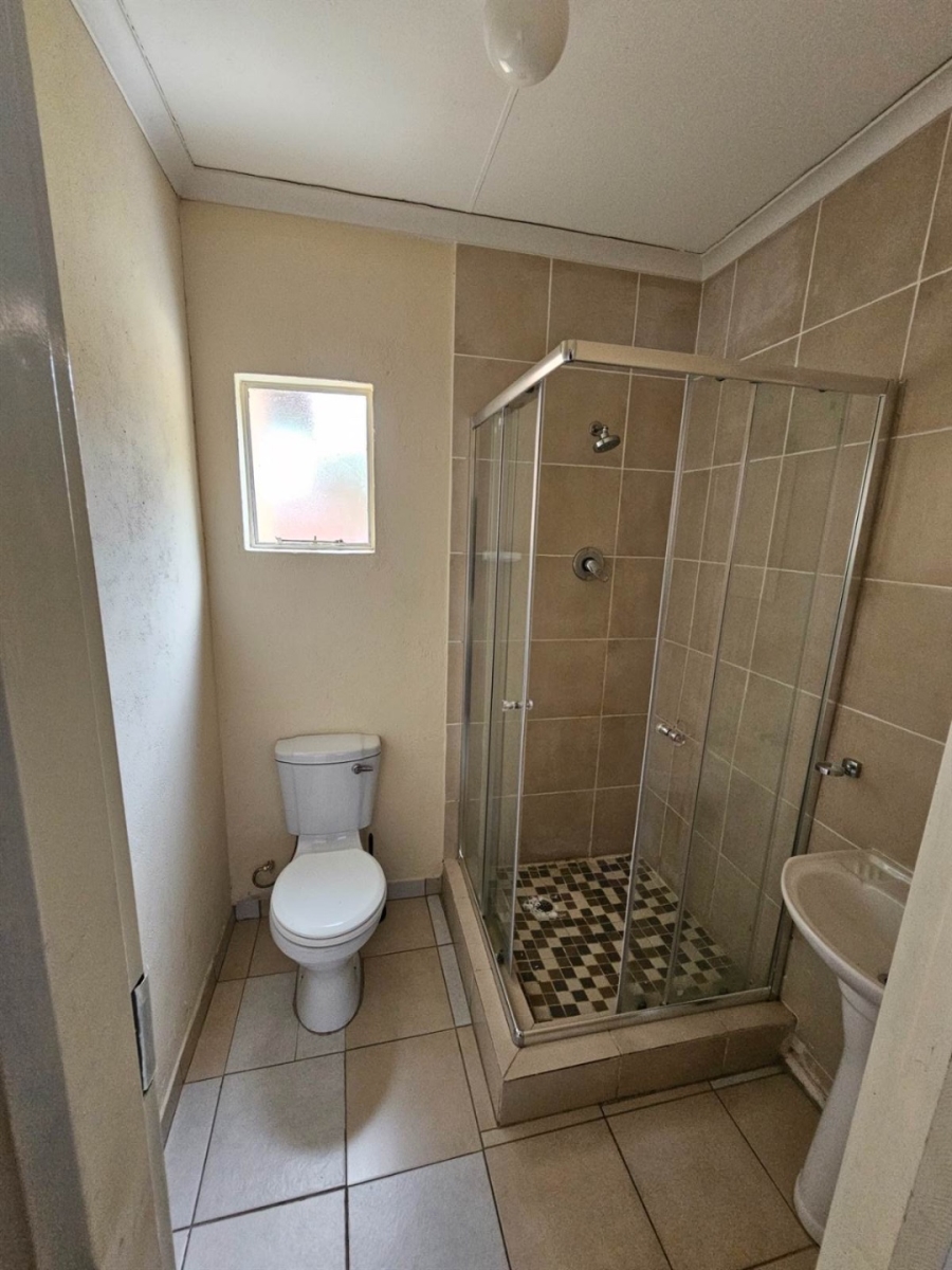 To Let 1 Bedroom Property for Rent in Douglasdale Gauteng