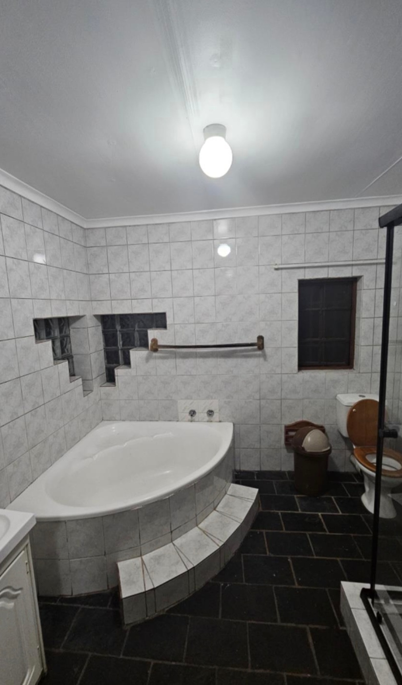To Let  Bedroom Property for Rent in Douglasdale Gauteng