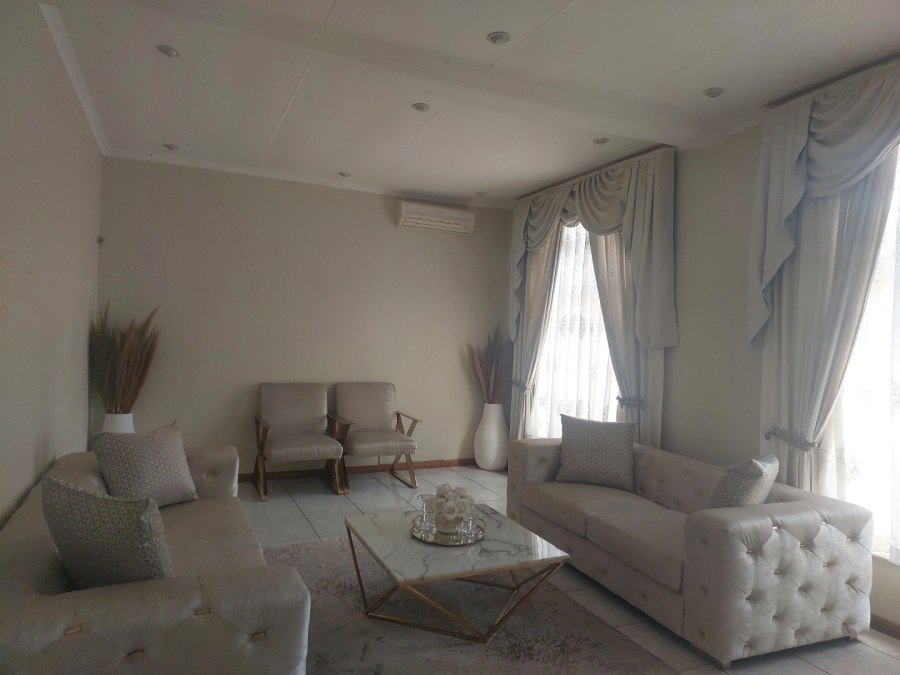 5 Bedroom Property for Sale in Gallo Manor Gauteng
